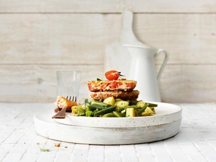 Tomaten-«Schnitzel» mit Kartoffel-Bohnen-Salat
